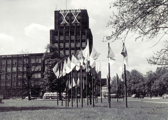 1 maja 1964 r., "Gmach Poczty Głównej. Dekoracje z okazji XX-lecia PRL". Źródło: Muzeum Architektury we Wrocławiu 