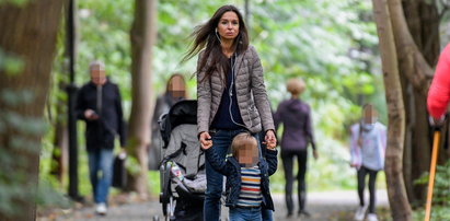 Marta Kaczyńska spaceruje z dzieckiem. Jeden szczegół bardzo wzrusza