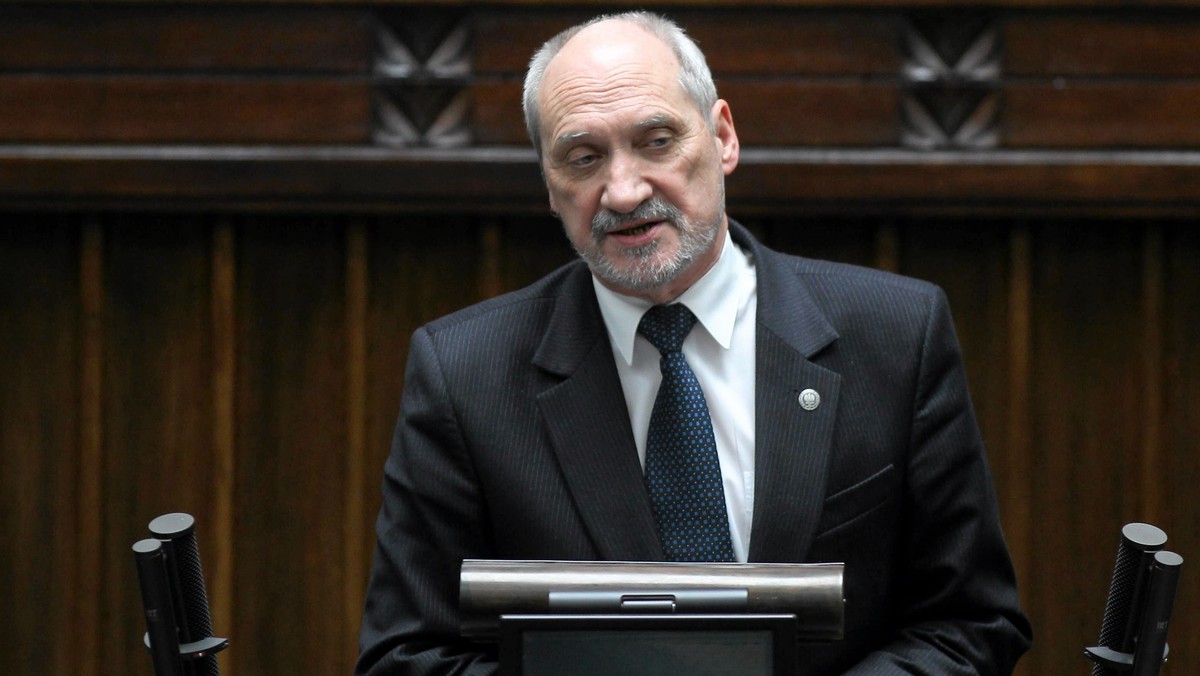 Poseł PiS Antoni Macierewicz ma przeprosić szefa ABW Krzysztofa Bondaryka za nazwanie w 2009 r. "kryminalną sytuacją" pobierania przez Bondaryka pieniędzy od operatora telefonii komórkowej z tytułu zakazu konkurencji - orzekł prawomocnie Sąd Apelacyjny w Warszawie.