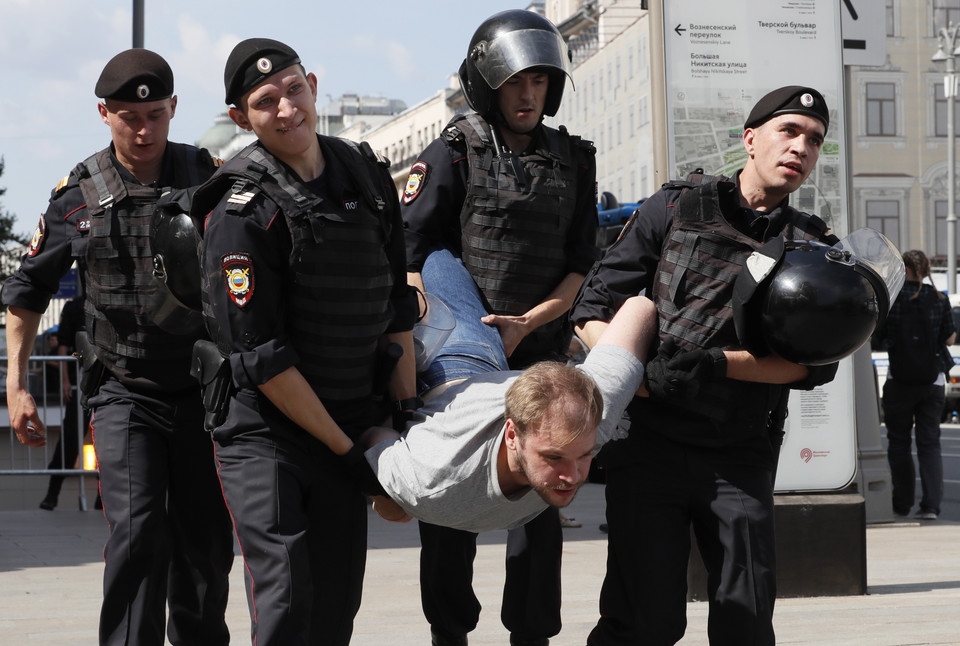 Rosja: policja zatrzymała setki osób na wiecu opozycji