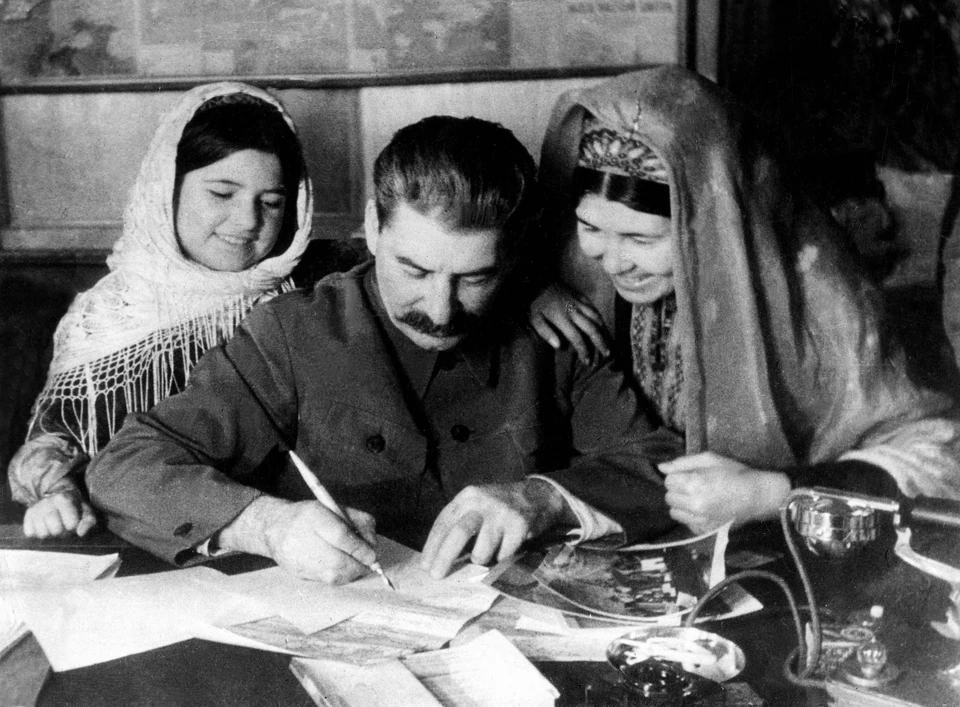 Jozef Stalin Przytula Dziecko Demotywatory Pl