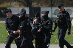 Incydent na placu Piłsudskiego. 'Babcia Kasia', kontrowersyjny wieniec i interwencja policji