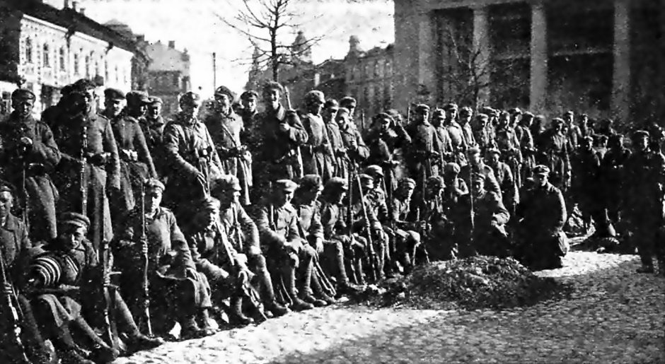 Polscy żołnierze na placu Ratuszowym w Wilnie, 1920 r.