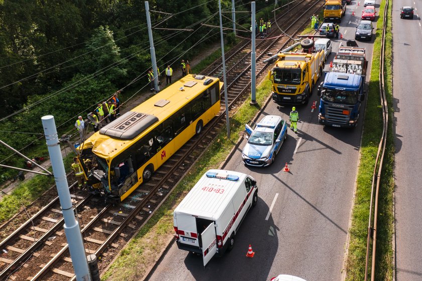 23-letni kierowca autobusu odbił w prawo i znalazł się torach tramwajowych