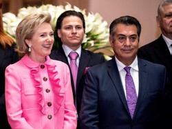 W tym szaleństwie nie tkwi metoda. Belgijska księżniczka przesadziła ze stylizacjami podczas wizyty w Meksyku. FOTO