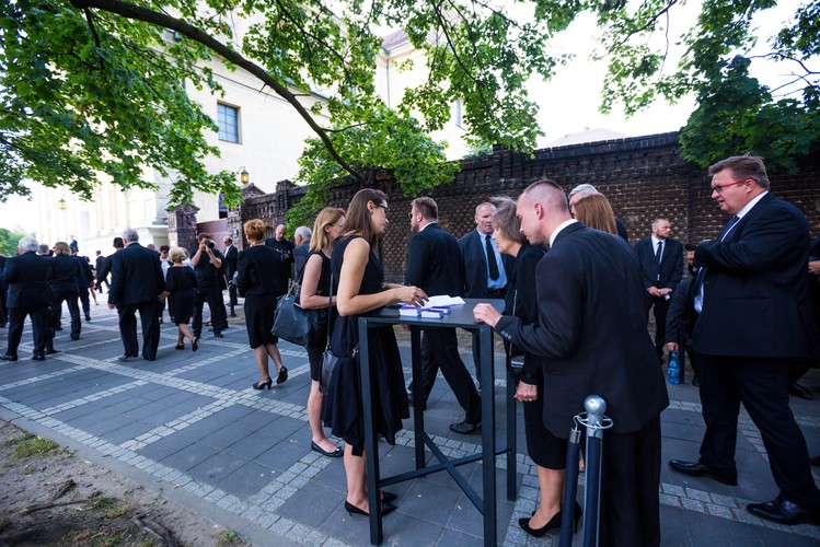 Sprawdzanie zaproszeń przed sanktuarium św. Józefa w Poznaniu