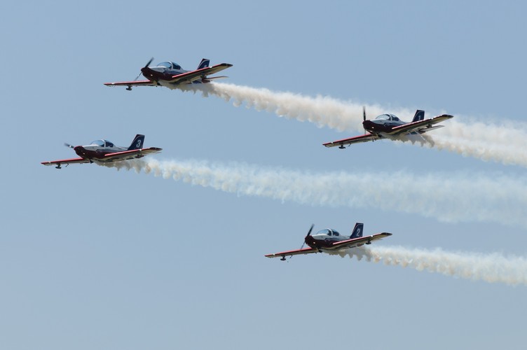 Samoloty włoskiej grupy Pioneer Team podczas pokazu lotniczego, 13 bm. Na poznańskim lotnisku Ławica odbywają się pokazy lotnicze Aerofestival 2015. (jk/cat) PAP/Jakub Kaczmarczyk