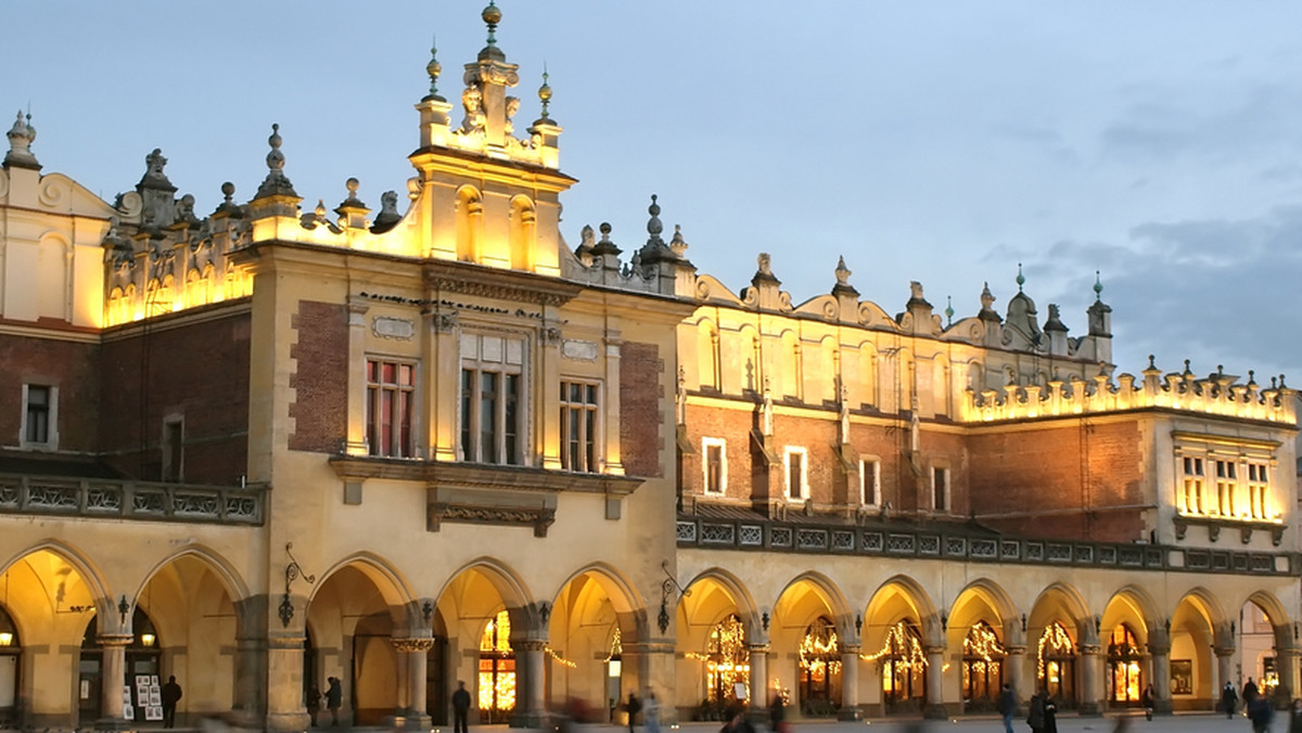 Wybory prezydenckie. Mężczyzna zniszczył elewację Sukiennic, został zatrzymany