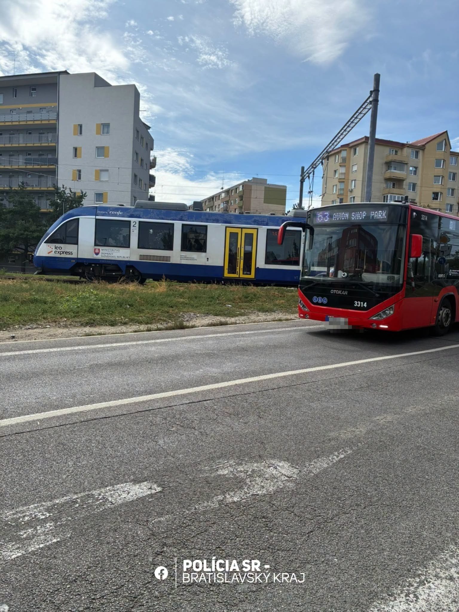 V Bratislave sa zrazil vlak s autobusom.