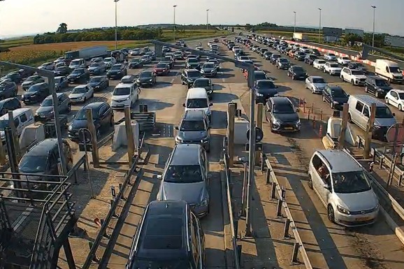 (VIDEO) KILOMETARSKE KOLONE NA AUTO-PUTU KA BEOGRADU! Ogromne gužve na ovoj naplatnoj rampi, vozila se jedva kreću