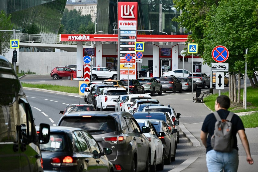 Kilometarske kolone kod benzinskih pumpi u Moskvi, 30. jun 2026.
