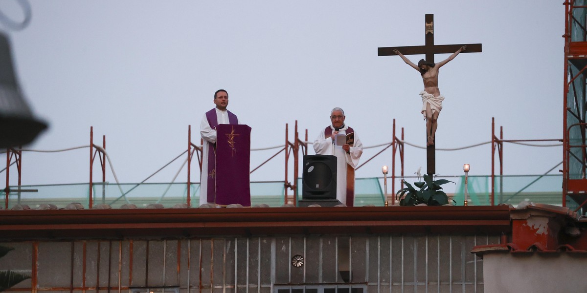 Wierni nie mogli przyjść do kościoła, wszedł dla nich na dach