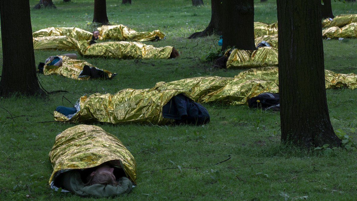 Autorka Joanna Rajkowska w scenerii Parku Saskiego odtworzyła scenerię śmierci migrantów przy granicy z Białorusią