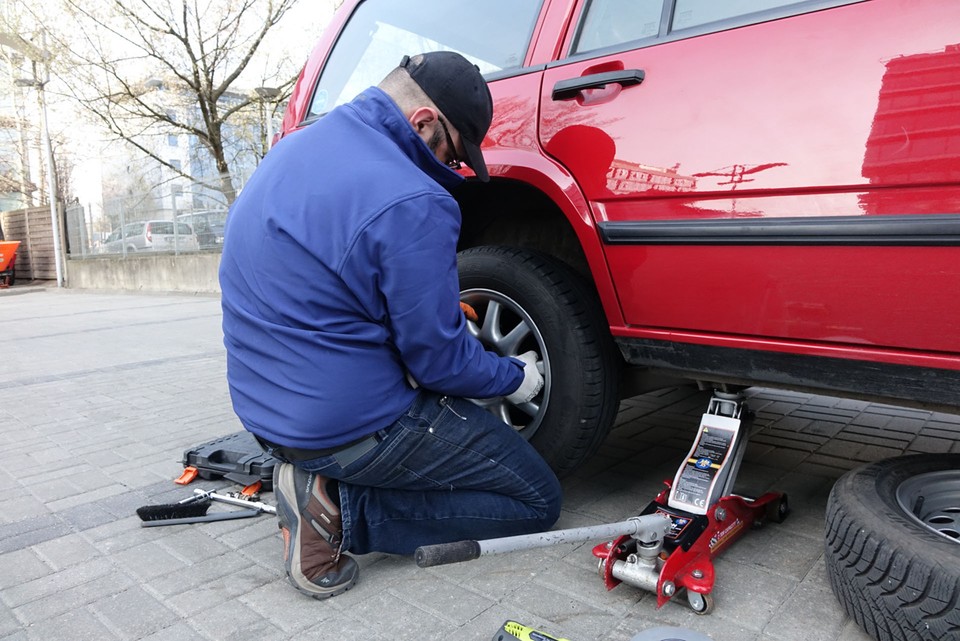 Чем поднимают машину. Домкрат на колесиках. Домкрат колесный. Мобильный автоподъемник autolift 3000. Домкрат опрокидыватель подкатной.