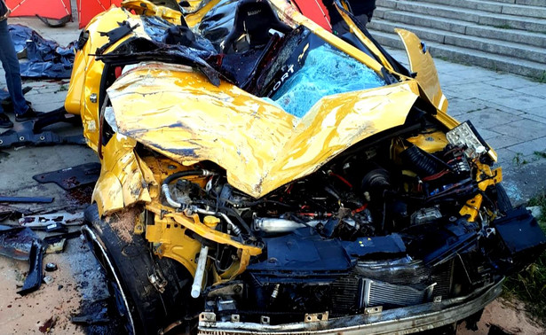 Renault Megane RS po wypadku w Krakowie. Prokuratura potwierdza: kierowca Patryk P. był pijany