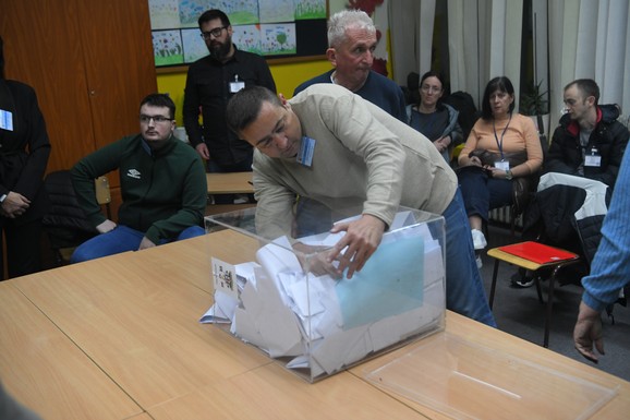 (FOTO) PRVI PRESEK KONAČNE IZLAZNOSTI DO 20 ČASOVA: U Lučanima glasalo više od 77 odsto birača, evo kako je u ostalim mestima