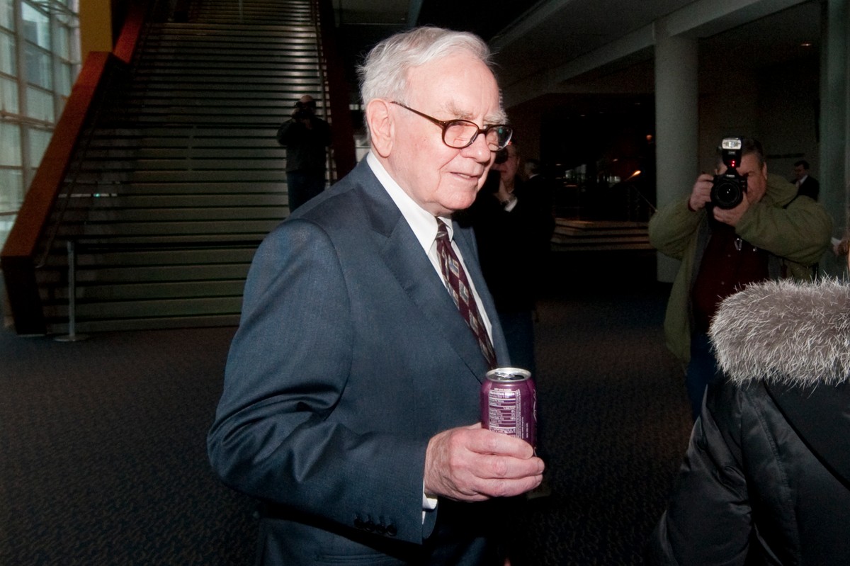 Warren Buffett założyciel i prezes zarządu funduszu Berkshire Hathaway sfotografowany z puszką Coca Coli