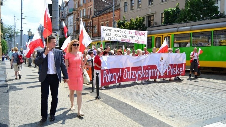 Pod hasłami obrony TV Trwam i niepodległości Polski przeszedł w sobotę marsz przez Poznań. Uczestnicy mieli jednak także powody do świętowania, ponieważ telewizja ojca Rydzyka otrzymała miejsce na multipleksie cyfrowym.