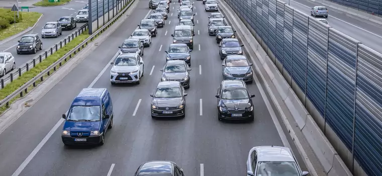 Obwodnica Warszawy z wielką wyrwą. Mijają lata i nic się nie zmienia