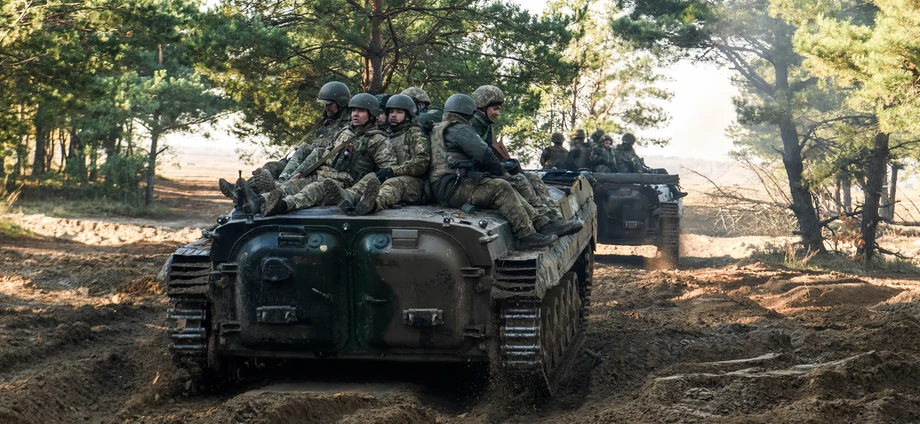 Żołnierze Pierwszej Prezydenckiej Brygady Gwardii Narodowej Ukrainy „Burza” podczas ćwiczeń praktycznych na poligonie w północnej Ukrainie