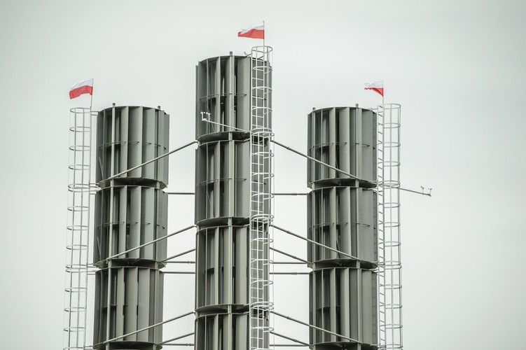 Pionowa turbina wiatrowa jest znacznie efektywniejsza od klasycznych wiatraków, ponieważ pracuje przy małej sile wiatru i niezależnie od jego kierunku. <br><br> fot. (wp/mr) PAP/Wojciech Pacewicz