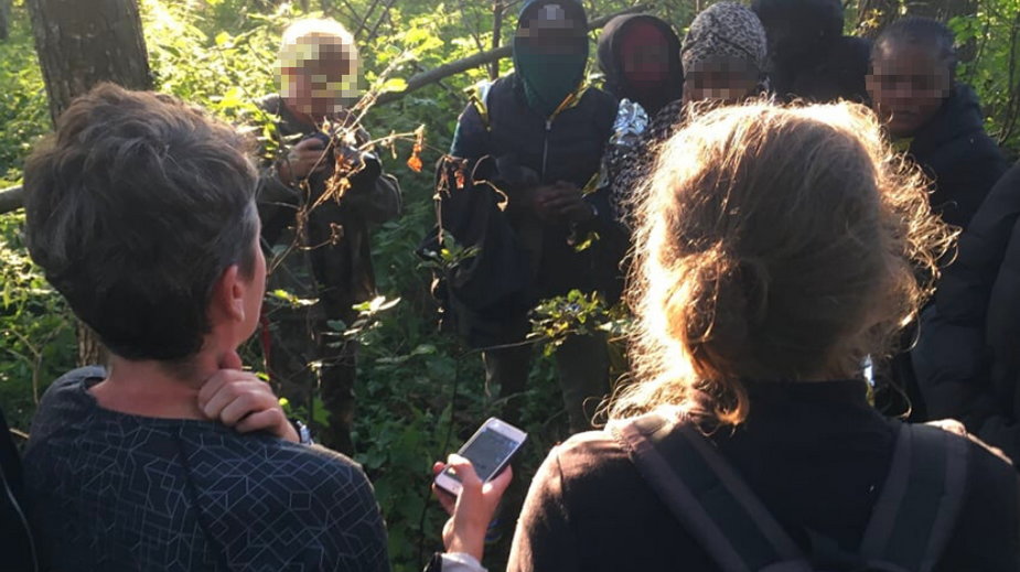 Grupa uchodźców spotkana przez aktywistów we wsi Szymki na Podlasiu