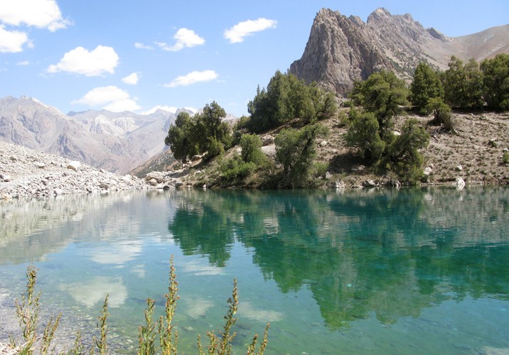 2. Tadżykistan to drugi najbardziej ryzykowny pod względem cyberataków kraj na świecie. Tadżykistan „awansował” na drugą pozycję z 17. miejsca rok wcześniej. Az 58,5 proc. użytkowników programów Kaspersky doświadczyło w minionym roku ataków sieciowych. Tylko 13 proc. (1 milion osób) całej populacji tego kraju ma możliwość korzystania z internetu. Na zdjęciu: Góry Fan Mountains, Tadżykistan.