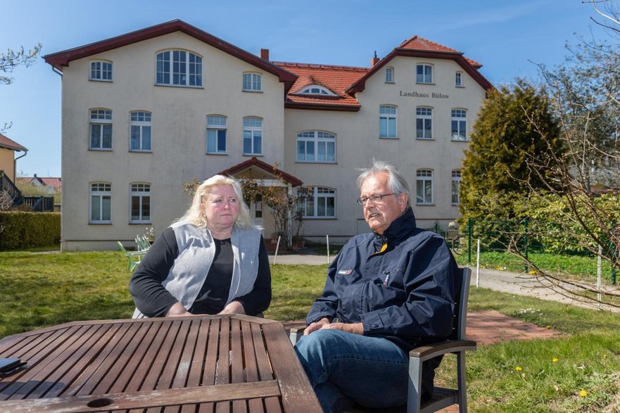 Sandra Wiebigke i Christian Take w ogrodzie Landhaus Bülow