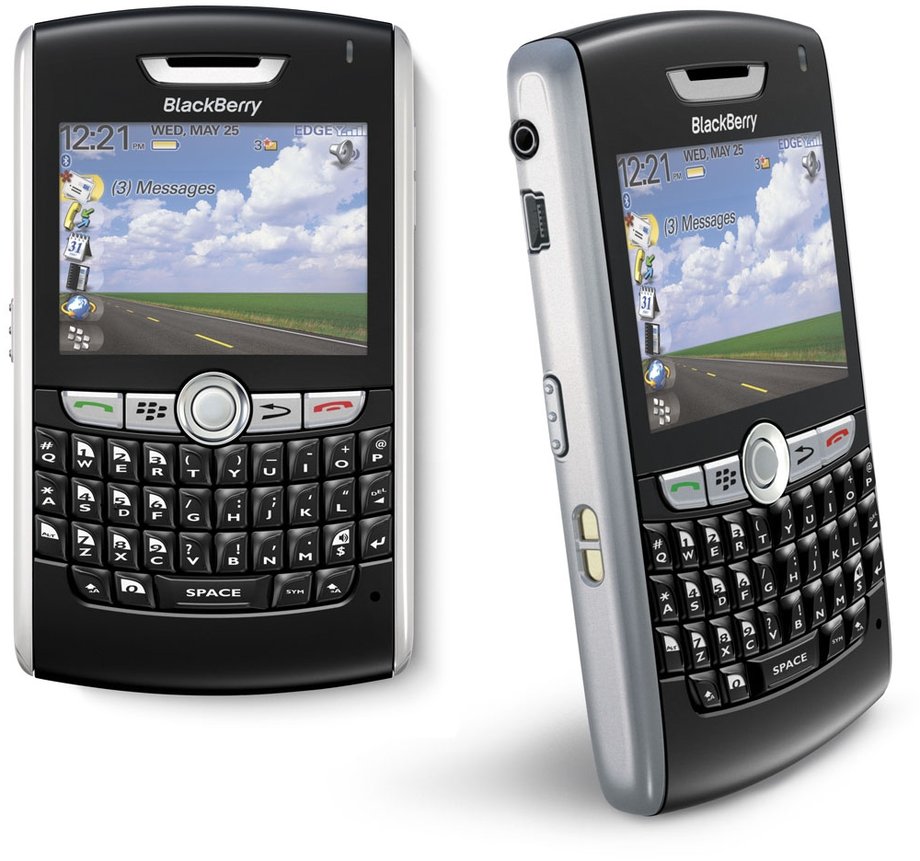 BlackBerry 8800 zadebiutował w 2007 roku. To pierwsza słuchawka RIM, w której wbudowano moduł GPS. Wbudowana pamięć telefonu wynosiła w tamtym czasie „aż” 64 MB. Ekran miał 2,5 cala przekątnej.