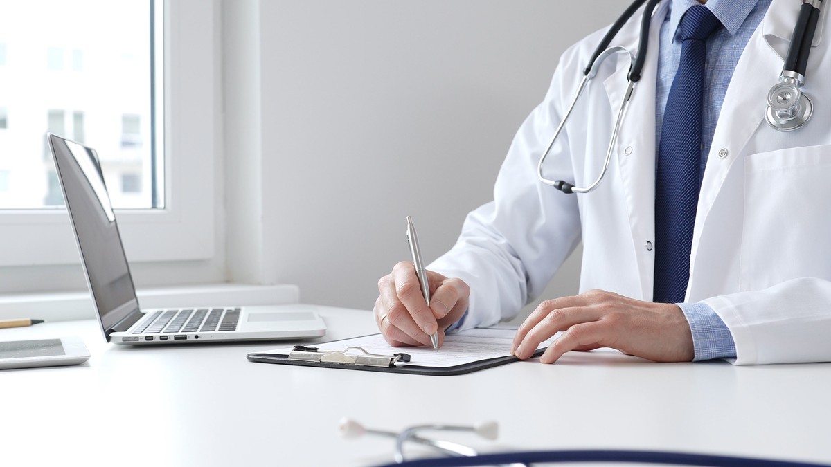 Lekarz rekordzista przepracował w rok 4881 godzin. "Patologia"