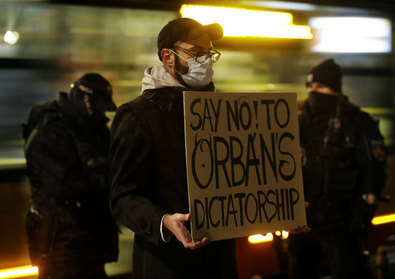 Mężczyzna protestujący przeciwko polityce premiera Węgier Viktora Orbana, 30 listopada 2020 r. 