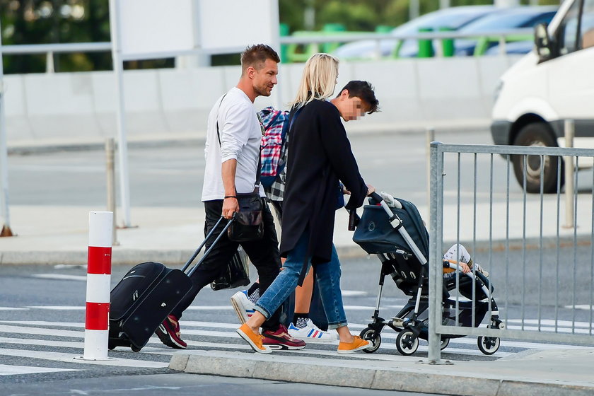 Adam Sztaba z rodziną na lotnisku