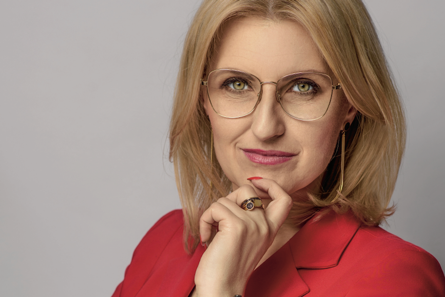 Iwona Wujastyk, menedżerka kultury uhonorowana tytułem Lidera Kultury 2019 przez Instytut Muzyki i Tańca. Członkini ZASP. Od 2016 roku sprawuje funkcję dyrektorki Mazowieckiego Teatru Muzycznego im. Jana Kiepury. Pod jej kierownictwem dorobek artystyczny teatru został zaprezentowany na ponad 50 scenach w regionie, w kilku województwach i po raz pierwszy za granicą. Dzięki niej po 15 latach działalności impresaryjnej teatr zyskał własną siedzibę oraz profesjonalną scenę przy ulicy Jagiellońskiej 26 w Warszawie, w obiekcie dawnego kultowego Kina Praha.