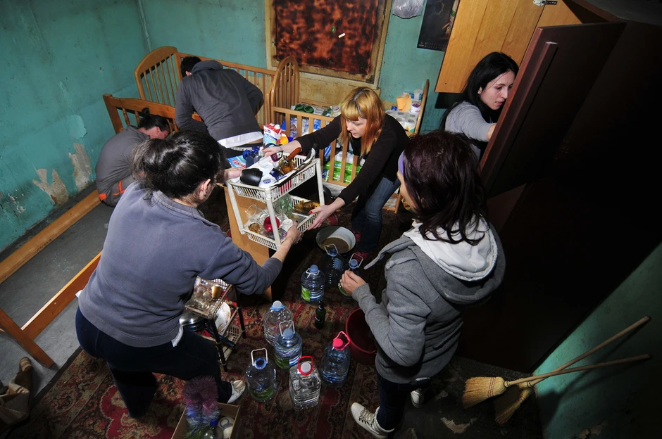 Pored tri kreveca, pristigla je i odeća, hrana i druge potrepštine