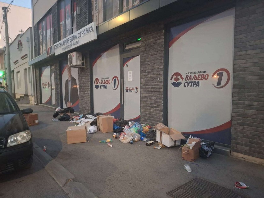 Smeće ispred prostorija SNS u Valjevu