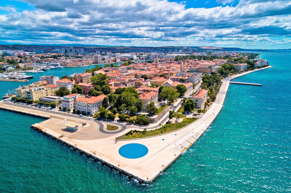 Turisticky najobľúbenejšou časťou Zadaru sú práve Morský organ a svetelná inštalácia Pozdrav slnku.