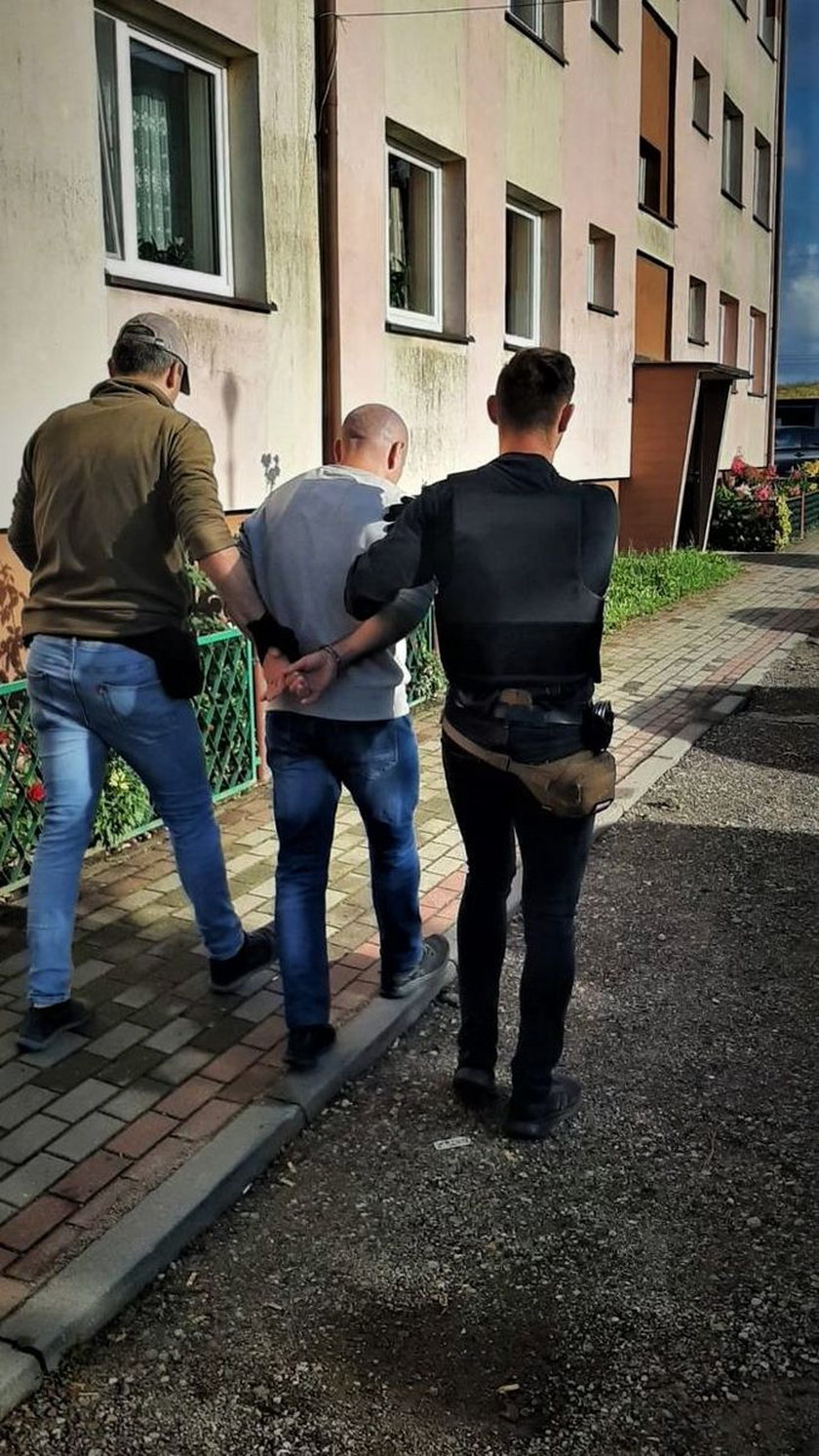 Policja rozbiła gang chuliganów. Pokazała wideo z ich bójek