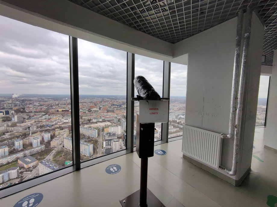Wrocław można podziwiać w Sky Tower przez lunety. Przynajmniej teoretycznie