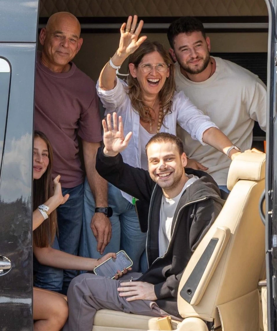 Alon Ohel sa porodicom nakon oslobađanja iz zarobljeništva Hamasa