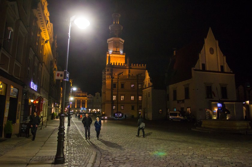 Zamontowano nowe oświetlenie na płycie Starego Rynku