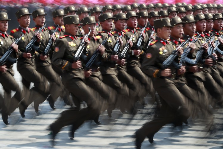 USA wysłały z Singapuru w kierunku Korei Północnej lotniskowiec USS Carl Vinson oraz kilka niszczycieli i krążowników rakietowych.  Fot. EPA/HOW HWEE YOUNG