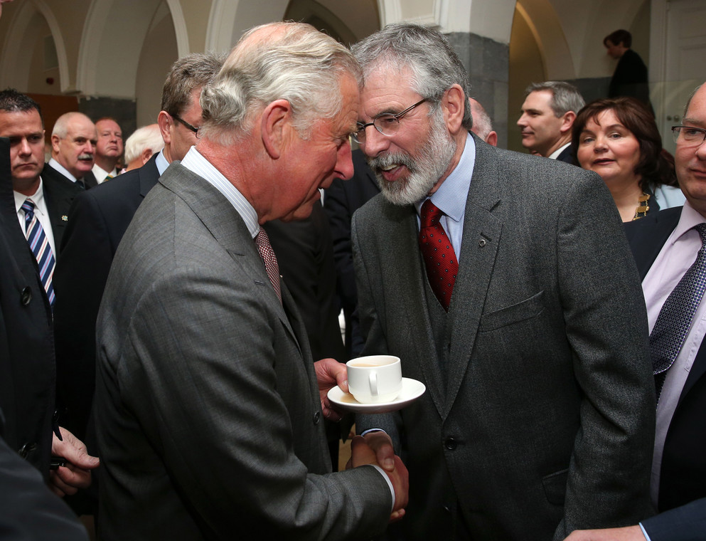 Karol i Gerry Adams podają sobie ręce, 2015 r.