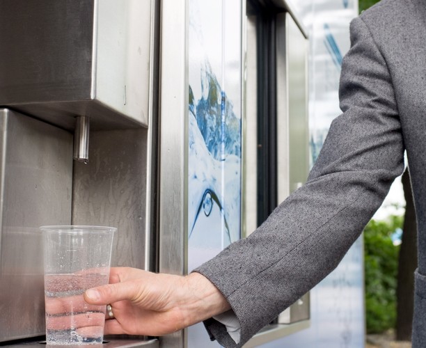 Automat jest też przystosowany do napełniania wodą butelek i innych pojemników. W tym przypadku należy podłożyć odpowiedni zbiornik pod specjalnie do tego przygotowany kran i wrzucić do urządzenia odpowiednią monetę.<br><br>fot. (dw) PAP/Andrzej Grygiel