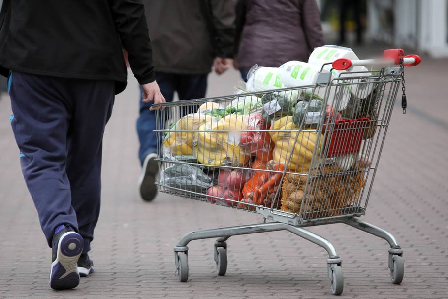 Dotarcie do Polski koronawirusa sprawiło, że wielu Polaków zaczęło robić zapasy. Puste półki straszyły w sklepach jednak tylko przez parę dni. Producenci żywności zapewniają, że nie będzie przerw w dostawach. 