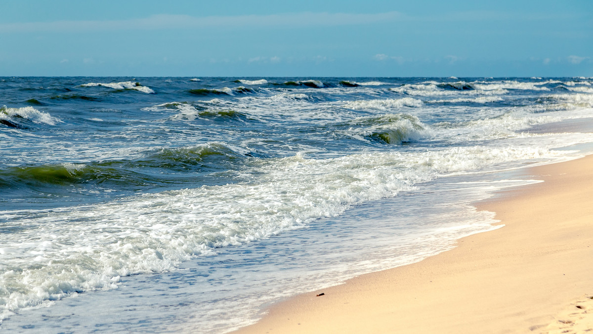 Plaża Centralna w Ustroniu Morskim została zamknięta do odwołania. Kołobrzeski sanepid wprowadził zakaz kąpieli w akwenie od zejścia na plażę numer 9 do zejścia nr 11. Powodem było wykrycie w wodzie groźnej bakterii E.coli.