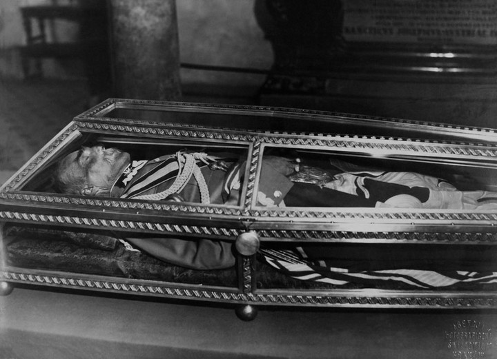 Ciało Marszałka Piłsudskiego w kryształowej trumnie zostało złożone w Warszawie 27 października 1935 r. /fot. KEYSTONE-FRANCE/Gamma-Rapho, Getty Images