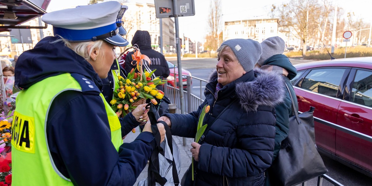 Szczecińska drogówka zamiast mandatów wręczała kwiaty.