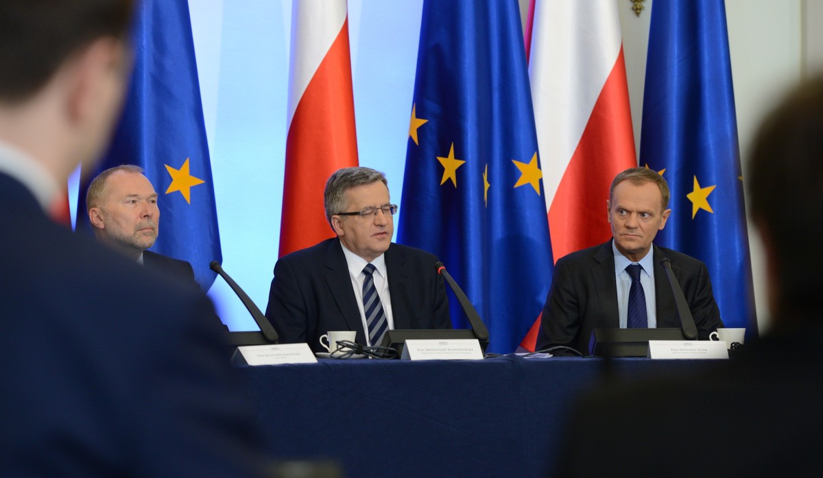 Prezydent Bronisław Komorowski i premier Donald Tusk podczas posiedzenia Rady Gabinetowej