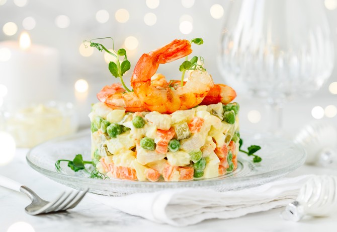 Ruska salata sa škampima i mikrobiljem graška