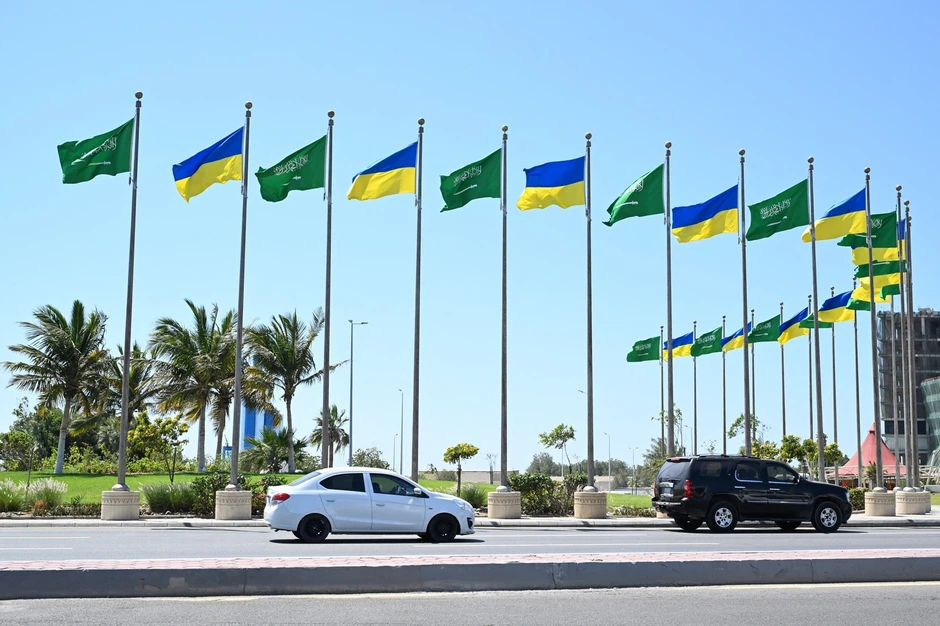 Zastave Saudijske Arabije i Ukrajine u Džedi uoči posete Volodimira Zelenskog 10. marta